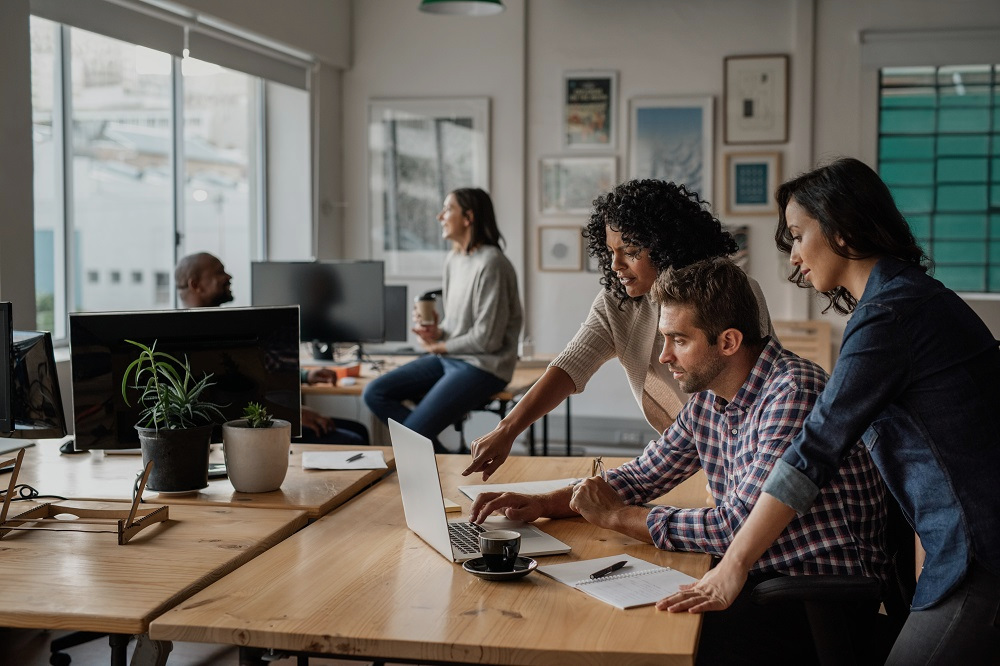 How can Dynamics 365 Field Service help standardize and manage technical assistance processes?
